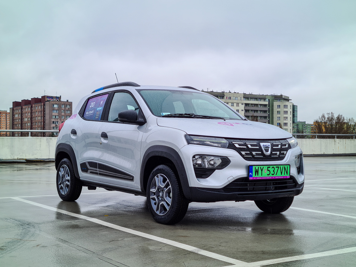 Dacia Spring była zapowiadana już od dawna i zdążyła dość mocno rozbudzić rynkowe nadzieje. Miała być tania, prosta i dostępna dla każdego. Polska premiera już za nami i dziś już wiemy ile z tych założeń udało się spełnić.
Fot. Kamil Rogala Dacia Spring była zapowiadana już od dawna i zdążyła dość mocno rozbudzić rynkowe nadzieje. Miała być tania, prosta i dostępna dla każdego. Polska premiera już za nami i dziś już wiemy ile z tych założeń udało się spełnić.
Fot. Kamil Rogala