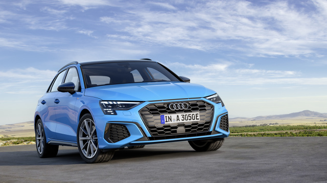 Audi A3 Sportback 40 TFSI e
Audi kontynuuje ofensywę elektromobilności i przedstawia nowy model: A3 Sportback 40 TFSI e. Wcześniej na rynku pojawiły się już hybrydowe wersje linii A6, A7, A8, Q5 i Q7. Teraz do tej gamy dołącza model kompaktowy. Auto na polskim rynku pojawi się pod koniec roku 2020.
Fot. Audi Audi A3 Sportback 40 TFSI e
Audi kontynuuje ofensywę elektromobilności i przedstawia nowy model: A3 Sportback 40 TFSI e. Wcześniej na rynku pojawiły się już hybrydowe wersje linii A6, A7, A8, Q5 i Q7. Teraz do tej gamy dołącza model kompaktowy. Auto na polskim rynku pojawi się pod koniec roku 2020.
Fot. Audi