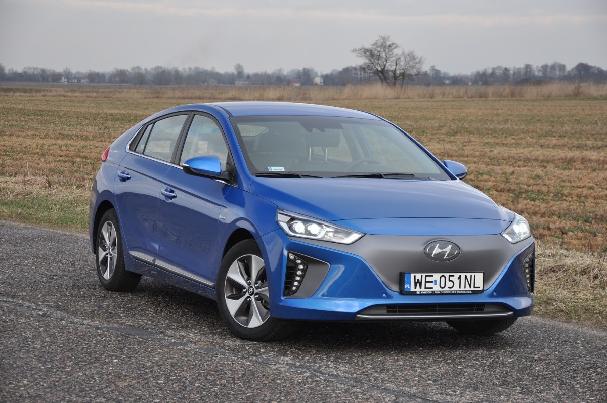 Hyundai Ioniq Electric - test
Pod nazwą Ioniq na rynku będą oferowane trzy odmiany samochodu ekologicznego. Klasyczna hybryda, plug-in i oferowana od niedawna wersja w pełni elektryczna. Czy warto dopłacić, by cieszyć się bezemisyjnym i wyjątkowo cichym samochodem?
fot. Marcin Lewandowski Hyundai Ioniq Electric - test
Pod nazwą Ioniq na rynku będą oferowane trzy odmiany samochodu ekologicznego. Klasyczna hybryda, plug-in i oferowana od niedawna wersja w pełni elektryczna. Czy warto dopłacić, by cieszyć się bezemisyjnym i wyjątkowo cichym samochodem?
fot. Marcin Lewandowski
