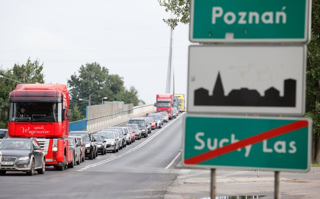 Wjazd na obszar zabudowany oznacza znak D-42 obszar zabudowany.
Fot. Marek Zakrzewski Wjazd na obszar zabudowany oznacza znak D-42 obszar zabudowany.
Fot. Marek Zakrzewski
