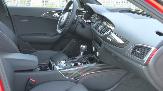 Audi RS6
Standardowe wyposażenie obejmuje m.in. przednie i tylne światła LED-owe, system zmywania reflektorów, czy czujniki deszczu. Za dopłatą 8670 zł auto otrzyma szklany dach panoramiczny. Karoserię w kilku miejscach przyozdobiono emblematami z nazwą modelu.
Fot. Kacper Rogacin Audi RS6
Standardowe wyposażenie obejmuje m.in. przednie i tylne światła LED-owe, system zmywania reflektorów, czy czujniki deszczu. Za dopłatą 8670 zł auto otrzyma szklany dach panoramiczny. Karoserię w kilku miejscach przyozdobiono emblematami z nazwą modelu.
Fot. Kacper Rogacin