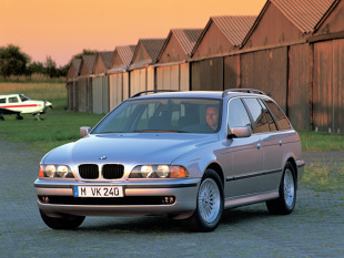 BMW E39 

E39 oferowano w dwóch wersjach nadwoziowych - sedan i kombi (Touring). Przestronność kabiny jest wystarczająca, chociaż są auta mogące się pochwalić większą przestrzenią dla pasażerów w tym segmencie (np. Mercedes W210). Bagażnik sedana miał pojemność 460 litrów, ten w kombi był nieco mniejszy - 410 litrów. 

Fot. BMW 