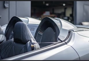 Połączenie ponadczasowej stylistyki Lexusa LC 500 Convertible  z wolnossącym, 5-litrowym V8 to prawdziwa rzadkość w dzisiejszych czasach. Gdy taki samochód staje się bazą do odważnej modyfikacji, możemy być pewni, że efektem prac będzie auto jedyne w swoim rodzaju. Taki właśnie jest Lexus LCRacer.

Fot. Lexus UK Magazine 