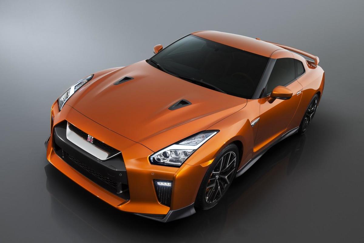 Nissan GT-R
Silnik modelu GT‑R – 24‑zaworowa jednostka V6 o pojemności 3,8 litra z podwójnym turbodoładowaniem – rozwija moc 570 KM przy 6800 obr./min oraz maksymalny moment obrotowy 633 Nm. Silnikowi towarzyszy cichsza niż dotychczas dwusprzęgłowa, 6‑biegowa przekładnia.
Fot. Nissan Nissan GT-R
Silnik modelu GT‑R – 24‑zaworowa jednostka V6 o pojemności 3,8 litra z podwójnym turbodoładowaniem – rozwija moc 570 KM przy 6800 obr./min oraz maksymalny moment obrotowy 633 Nm. Silnikowi towarzyszy cichsza niż dotychczas dwusprzęgłowa, 6‑biegowa przekładnia.
Fot. Nissan