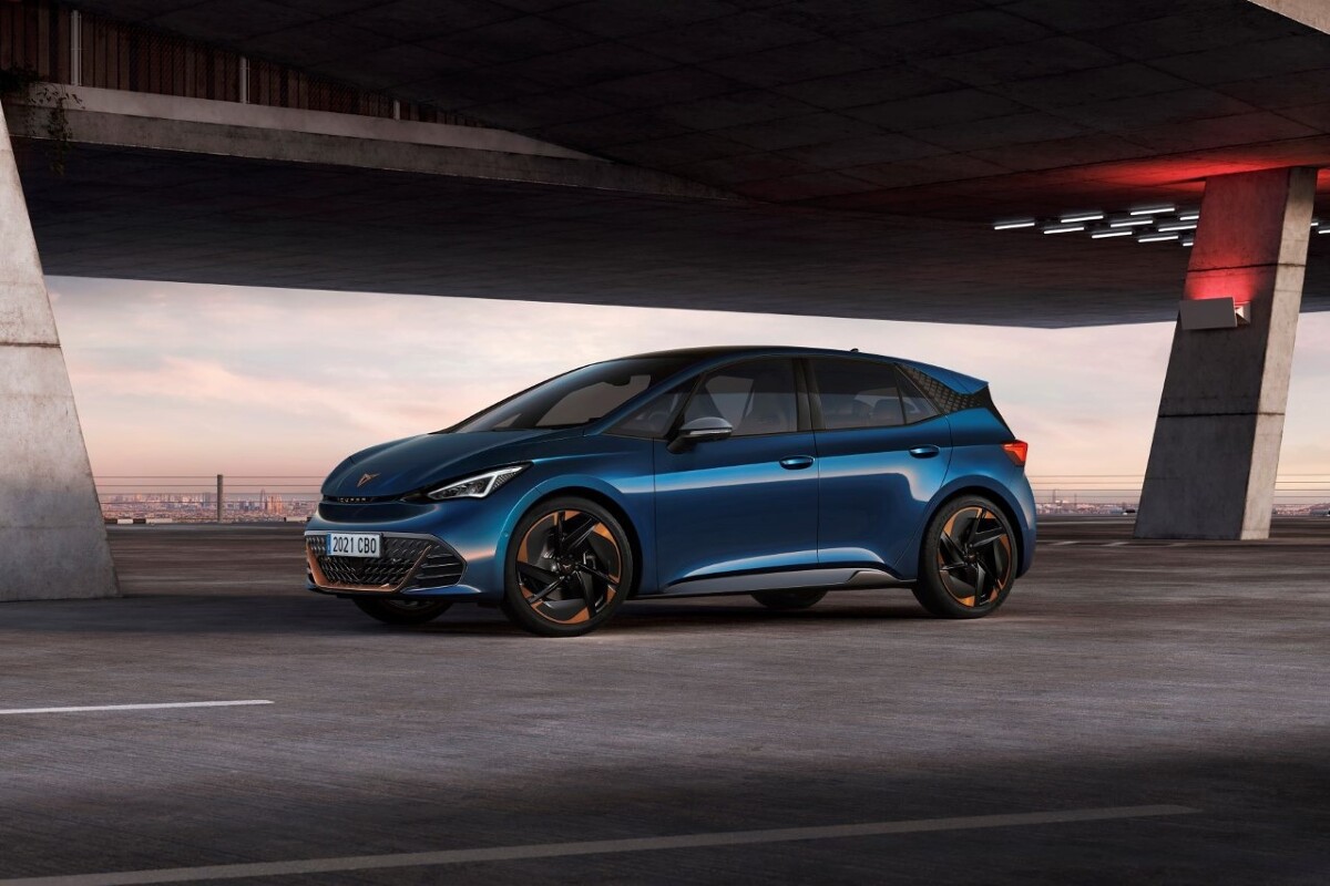CUPRA ogłasza ceny swojego pierwszego bezemisyjnego modelu. Elektryczny Born będzie dostępny w Polsce już od 1 499 zł miesięcznie w rozliczeniu ratalnym (bez wpłaty własnej) lub 147 800 zł przy jednorazowej płatności. Pierwsze egzemplarze modelu pojawią się w salonach CUPRA pod koniec roku.
Fot. Cupra CUPRA ogłasza ceny swojego pierwszego bezemisyjnego modelu. Elektryczny Born będzie dostępny w Polsce już od 1 499 zł miesięcznie w rozliczeniu ratalnym (bez wpłaty własnej) lub 147 800 zł przy jednorazowej płatności. Pierwsze egzemplarze modelu pojawią się w salonach CUPRA pod koniec roku.
Fot. Cupra