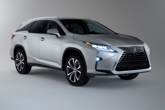 Lexus RX L
Pod maską wydłużonej odmiany Lexusa RX pracuje jednostka napędowa Lexus Hybrid Drive z 3,5-litrowym silnikiem V6, generatorem, silnikiem elektrycznym oraz przekładnią planetarną pełniącą rolę elektronicznie sterowanej przekładni bezstopniowej (e-CVT). Łączna moc to 313 KM.
Fot. Lexus Lexus RX L
Pod maską wydłużonej odmiany Lexusa RX pracuje jednostka napędowa Lexus Hybrid Drive z 3,5-litrowym silnikiem V6, generatorem, silnikiem elektrycznym oraz przekładnią planetarną pełniącą rolę elektronicznie sterowanej przekładni bezstopniowej (e-CVT). Łączna moc to 313 KM.
Fot. Lexus