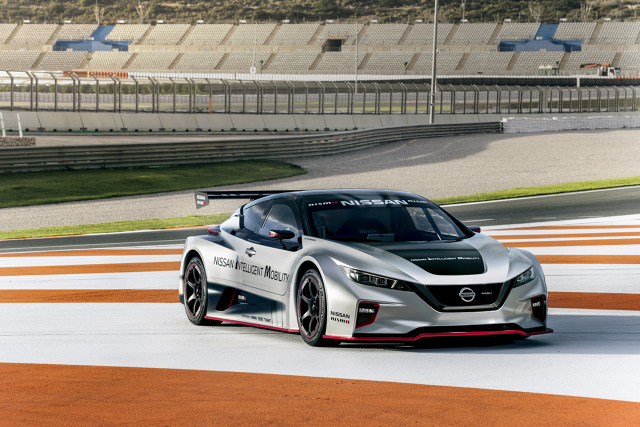 Nissan Leaf Nismo RC ma moc 322 KM, moment obrotowy 640 Nm, a przyspieszenie od 0 do 100 km/h trwa 3,4 s. Fot. Nissan Nissan Leaf Nismo RC ma moc 322 KM, moment obrotowy 640 Nm, a przyspieszenie od 0 do 100 km/h trwa 3,4 s. Fot. Nissan