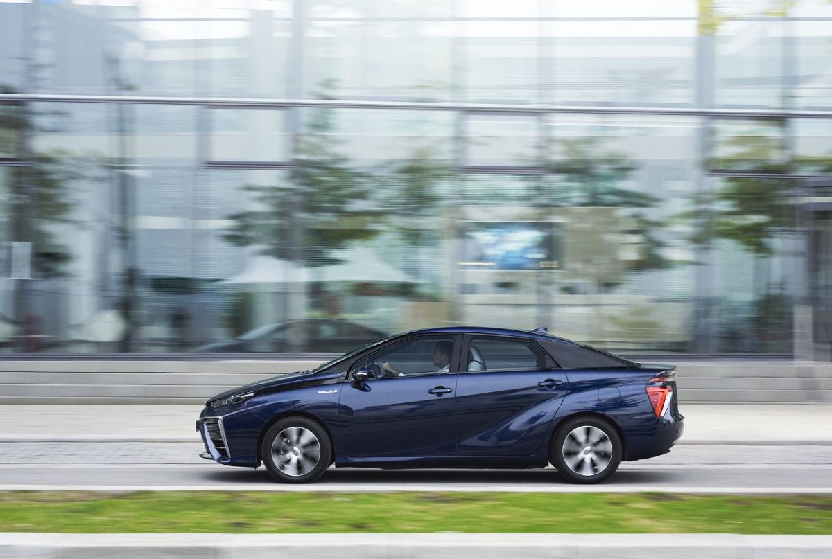 Toyota Mirai
Wodorowa Toyota jest obecnie produkowana w zakładzie Motomachi w Japonii, w którym powstawał m.in. supersamochód Lexus LFA. Mirai jest produkowany tą samą metodą, co sportowy Lexus, w dużej mierze ręcznie. Toyota planuje niedługo uruchomić kolejne linie produkcyjne i do 2020 roku zwiększyć sprzedaż do 30 tys. egzemplarzy rocznie.
Fot. Toyota Toyota Mirai
Wodorowa Toyota jest obecnie produkowana w zakładzie Motomachi w Japonii, w którym powstawał m.in. supersamochód Lexus LFA. Mirai jest produkowany tą samą metodą, co sportowy Lexus, w dużej mierze ręcznie. Toyota planuje niedługo uruchomić kolejne linie produkcyjne i do 2020 roku zwiększyć sprzedaż do 30 tys. egzemplarzy rocznie.
Fot. Toyota