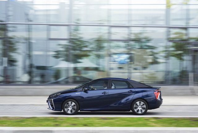 Toyota Mirai 

Wodorowa Toyota jest obecnie produkowana w zakładzie Motomachi w Japonii, w którym powstawał m.in. supersamochód Lexus LFA. Mirai jest produkowany tą samą metodą, co sportowy Lexus, w dużej mierze ręcznie. Toyota planuje niedługo uruchomić kolejne linie produkcyjne i do 2020 roku zwiększyć sprzedaż do 30 tys. egzemplarzy rocznie.

Fot. Toyota 