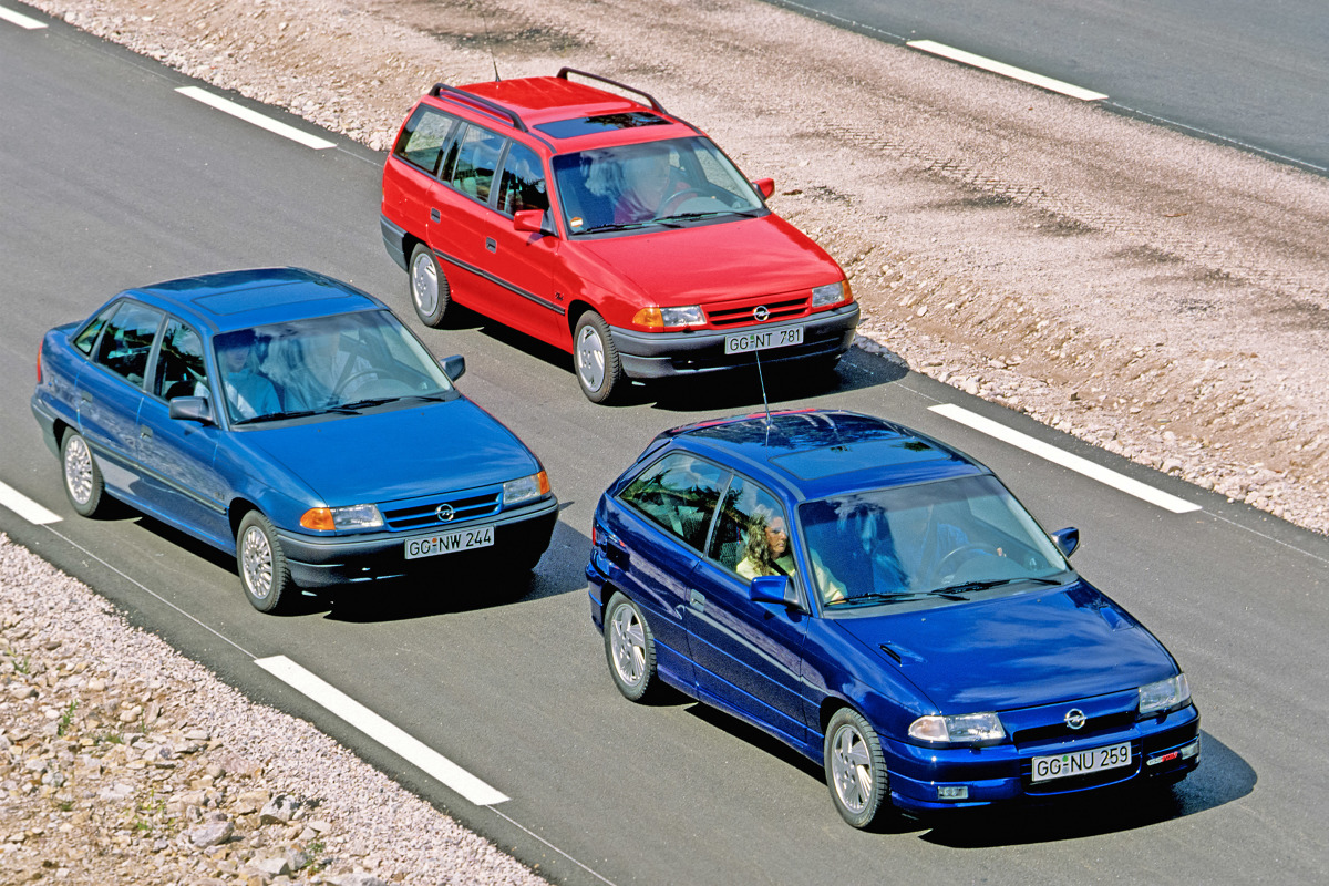 Rok 1991, w którym Opel Astra F miał światową premierę, był czasem wielkich zmian. Niedawno zniknęła „żelazna kurtyna” dzieląca Europę, a „zimna wojna” dobiegła końca. Z powodu takich zdarzeń jak katastrofa tankowca Exxon Valdez ludzie zaczęli baczniej zwracać uwagę na wpływ człowieka na środowisko. Producenci samochodów musieli nauczyć się godzić konieczność ograniczania emisji spalin i zużycia paliwa z rosnącym zapotrzebowaniem na coraz wyższy komfort.
Fot. Opel Rok 1991, w którym Opel Astra F miał światową premierę, był czasem wielkich zmian. Niedawno zniknęła „żelazna kurtyna” dzieląca Europę, a „zimna wojna” dobiegła końca. Z powodu takich zdarzeń jak katastrofa tankowca Exxon Valdez ludzie zaczęli baczniej zwracać uwagę na wpływ człowieka na środowisko. Producenci samochodów musieli nauczyć się godzić konieczność ograniczania emisji spalin i zużycia paliwa z rosnącym zapotrzebowaniem na coraz wyższy komfort.
Fot. Opel