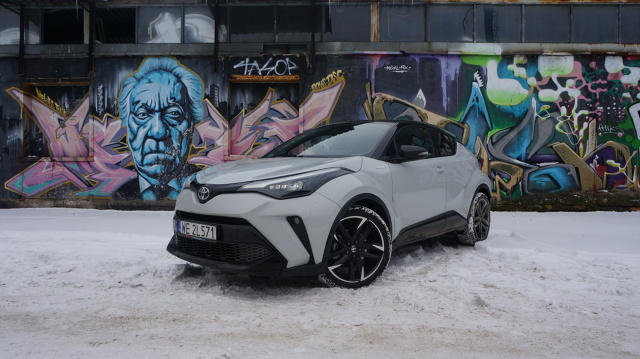 Gdy Toyota wprowadziła do sprzedaży w 2016 roku model C-HR większość z nas przecierała oczy. Ten preferujący dosyć spokojne wizualnie bryły nadwozia producent, zaprezentował raptem coś zupełnie z innej galaktyki designu. Ostre kształty, nietypowa bryła, czyli wygląd, który przyciągał wzrok. A wszystko na platformie GA-B, na której budowany jest Prius i Corolla. Teraz Toyota zdecydowała się wprowadzić nową wersję wyposażenia dla tego ciekawego crossovera.
Fot. Konrad Grobel Gdy Toyota wprowadziła do sprzedaży w 2016 roku model C-HR większość z nas przecierała oczy. Ten preferujący dosyć spokojne wizualnie bryły nadwozia producent, zaprezentował raptem coś zupełnie z innej galaktyki designu. Ostre kształty, nietypowa bryła, czyli wygląd, który przyciągał wzrok. A wszystko na platformie GA-B, na której budowany jest Prius i Corolla. Teraz Toyota zdecydowała się wprowadzić nową wersję wyposażenia dla tego ciekawego crossovera.
Fot. Konrad Grobel