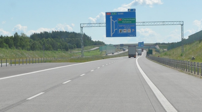 Za sprawą oddawania kolejnych odcinków autostrad i dróg ekspresowych Generalna Dyrekcja Dróg Krajowych i Autostrad wprowadza zmiany w oznakowaniu dotychczasowych dróg krajowych. Najważniejsze z nich dotyczą przebiegu drogi krajowej nr 1 i 91 oraz pozbawienia kategorii drogi krajowej odcinka dawnej DK98.

Fot. GDDKiA