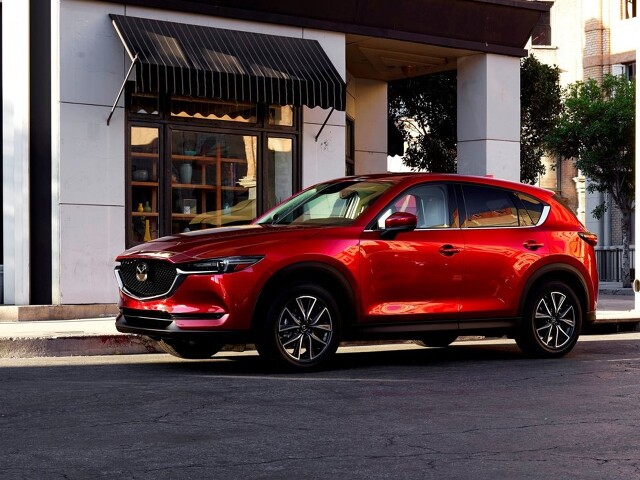 Mazda CX-5
Mazda CX-5 to bardzo ciekawa propozycja dla tych, którzy szukają auta nietuzinkowego, nieoczywistego, mają ochotę na namiastkę segmentu premium, ale bez wydawania mnóstwa pieniędzy za logo i prestiż. Świetny komfort, jakość wykonania, piękna stylistyka i niezawodność, choć lakier wymaga starannej opieki. Ceny są wysokie, ale czasami warto zainwestować w auto dające komfort i przyjemność.
Fot. Mazda Mazda CX-5
Mazda CX-5 to bardzo ciekawa propozycja dla tych, którzy szukają auta nietuzinkowego, nieoczywistego, mają ochotę na namiastkę segmentu premium, ale bez wydawania mnóstwa pieniędzy za logo i prestiż. Świetny komfort, jakość wykonania, piękna stylistyka i niezawodność, choć lakier wymaga starannej opieki. Ceny są wysokie, ale czasami warto zainwestować w auto dające komfort i przyjemność.
Fot. Mazda
