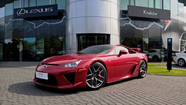 Lexus LFA
Budowa, wyposażanie oraz dostawa auta do Polski zajęły blisko rok. Samochód, wyprodukowany w ostatnim roku produkcji modelu (numer seryjny 447), został zarejestrowany w grudniu 2012 roku. Cena tego wyjątkowego auta, które od opuszczenia fabryki przejechało zaledwie 5663 km, to 2,8 mln złotych.
Fot. Lexus Lexus LFA
Budowa, wyposażanie oraz dostawa auta do Polski zajęły blisko rok. Samochód, wyprodukowany w ostatnim roku produkcji modelu (numer seryjny 447), został zarejestrowany w grudniu 2012 roku. Cena tego wyjątkowego auta, które od opuszczenia fabryki przejechało zaledwie 5663 km, to 2,8 mln złotych.
Fot. Lexus