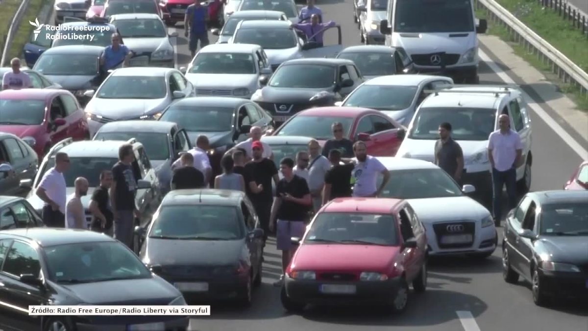 Rosną ceny paliw. Kierowcy w Belgradzie znaleźli sposób, by wyrazić z tego powodu swoje niezadowolenie.
Fot. STORYFUL/x-news Rosną ceny paliw. Kierowcy w Belgradzie znaleźli sposób, by wyrazić z tego powodu swoje niezadowolenie.
Fot. STORYFUL/x-news
