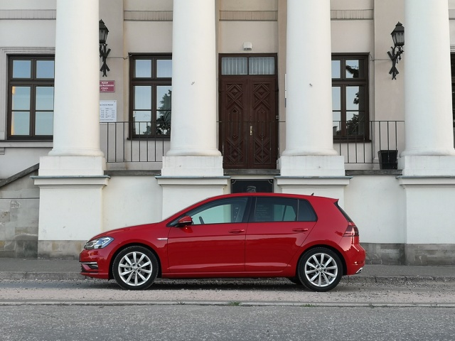 Dni obecnej generacji Volkswagena Golfa są policzone. Brzmi to trochę brutalnie, ale właśnie tak brutalny i bezwzględny jest rynek, który nie znosi stagnacji, szczególnie w tak popularnym segmencie aut kompaktowych. Jeśli dodatkowo weźmiemy pod uwagę fakt, że Golf jest jednym z najlepiej sprzedających się kompaktów, schyłek „siódemki” jest po prostu oczywisty. Ale czy odchodząca generacja nadal ma do zaoferowania coś ciekawego?
Fot. Kamil Rogala Dni obecnej generacji Volkswagena Golfa są policzone. Brzmi to trochę brutalnie, ale właśnie tak brutalny i bezwzględny jest rynek, który nie znosi stagnacji, szczególnie w tak popularnym segmencie aut kompaktowych. Jeśli dodatkowo weźmiemy pod uwagę fakt, że Golf jest jednym z najlepiej sprzedających się kompaktów, schyłek „siódemki” jest po prostu oczywisty. Ale czy odchodząca generacja nadal ma do zaoferowania coś ciekawego?
Fot. Kamil Rogala