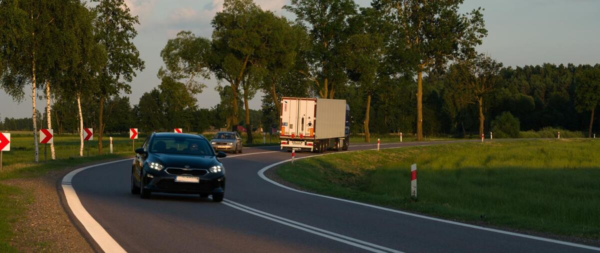 Wprawdzie nieznacznie, ale ruch na drogach sukcesywnie wzrasta. I sytuacja ta dotyczy zarówno transportu ciężarowego, jak i aut osobowych.
Fot. GDDKiA Wprawdzie nieznacznie, ale ruch na drogach sukcesywnie wzrasta. I sytuacja ta dotyczy zarówno transportu ciężarowego, jak i aut osobowych.
Fot. GDDKiA