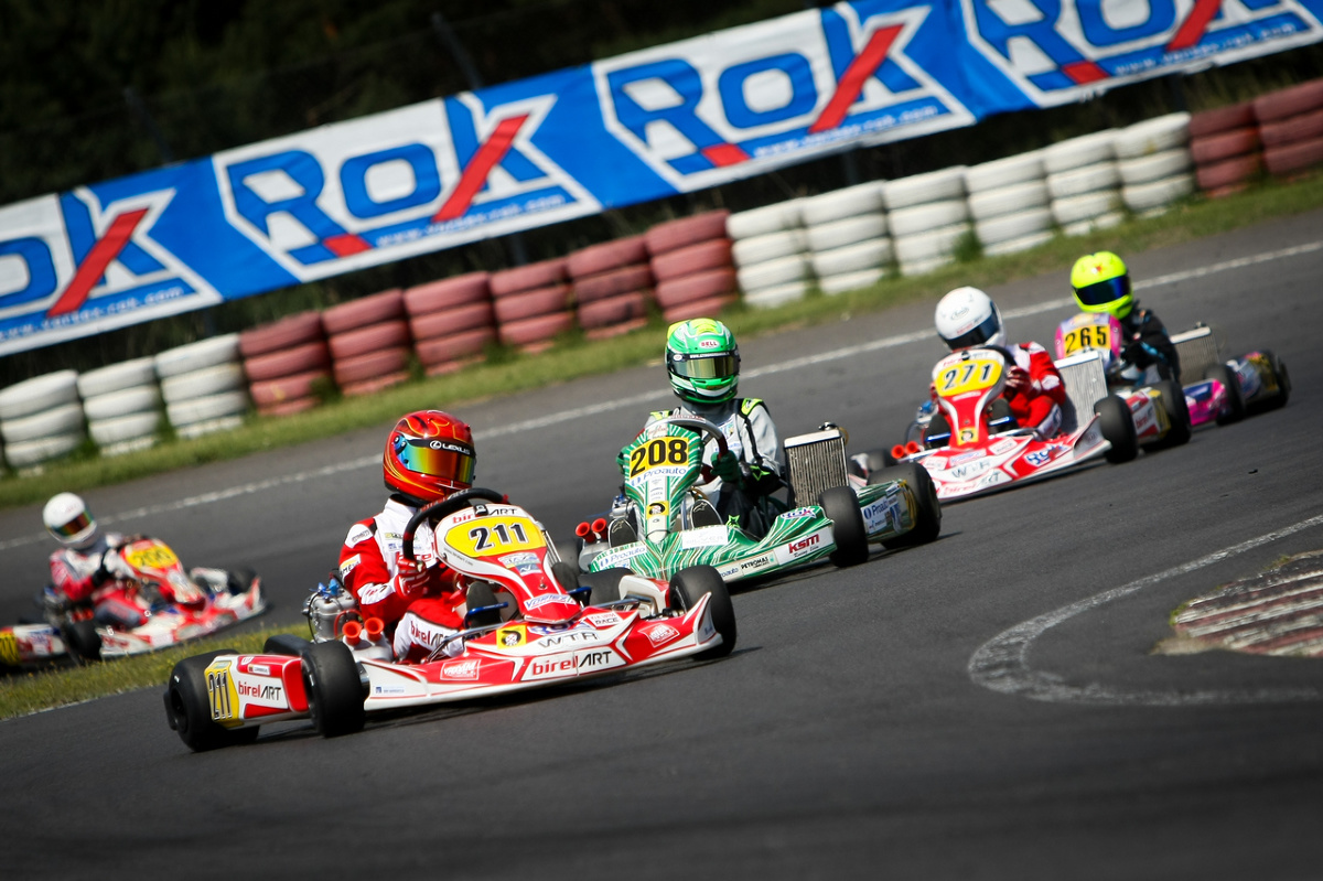 Kolejne dwie rundy tegorocznego Rok Cup Poland odbyły się w Starym Kisielinie, niedaleko Zielonej Góry. Na torze WallraV Racing Clubu kartingowcy rywalizowali w pięciu klasach, a w przerwach między wyścigami na tor wyjeżdżała liczna grupa najmłodszych adeptów tej dyscypliny, nieposiadających jeszcze licencji sportowej, którzy uczestniczyli w przejazdach pokazowych.
Fot. Media4U Kolejne dwie rundy tegorocznego Rok Cup Poland odbyły się w Starym Kisielinie, niedaleko Zielonej Góry. Na torze WallraV Racing Clubu kartingowcy rywalizowali w pięciu klasach, a w przerwach między wyścigami na tor wyjeżdżała liczna grupa najmłodszych adeptów tej dyscypliny, nieposiadających jeszcze licencji sportowej, którzy uczestniczyli w przejazdach pokazowych.
Fot. Media4U