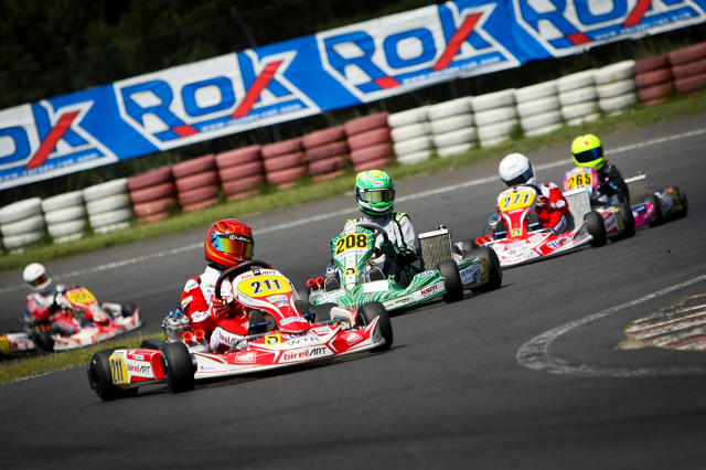 Kolejne dwie rundy tegorocznego Rok Cup Poland odbyły się w Starym Kisielinie, niedaleko Zielonej Góry. Na torze WallraV Racing Clubu kartingowcy rywalizowali w pięciu klasach, a w przerwach między wyścigami na tor wyjeżdżała liczna grupa najmłodszych adeptów tej dyscypliny, nieposiadających jeszcze licencji sportowej, którzy uczestniczyli w przejazdach pokazowych.
Fot. Media4U Kolejne dwie rundy tegorocznego Rok Cup Poland odbyły się w Starym Kisielinie, niedaleko Zielonej Góry. Na torze WallraV Racing Clubu kartingowcy rywalizowali w pięciu klasach, a w przerwach między wyścigami na tor wyjeżdżała liczna grupa najmłodszych adeptów tej dyscypliny, nieposiadających jeszcze licencji sportowej, którzy uczestniczyli w przejazdach pokazowych.
Fot. Media4U