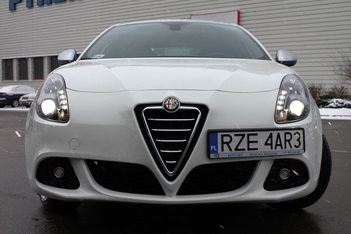 Używana Alfa Romeo Giulietta (2010-)
Niekwestionowanym królem klasy kompaktowej od lat jest w Polsce Volkswagen Golf. Na rynku nie brakuje jednak innych, ciekawych modeli samochodów, które mogą być dla niego niezłą alternatywą. Jednym z nich jest Alfa Romeo Giulietta, która niemieckiego rywala na łopatki rozkłada stylistyką.
fot. Bartosz Gubernat Używana Alfa Romeo Giulietta (2010-)
Niekwestionowanym królem klasy kompaktowej od lat jest w Polsce Volkswagen Golf. Na rynku nie brakuje jednak innych, ciekawych modeli samochodów, które mogą być dla niego niezłą alternatywą. Jednym z nich jest Alfa Romeo Giulietta, która niemieckiego rywala na łopatki rozkłada stylistyką.
fot. Bartosz Gubernat