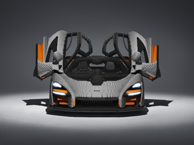 Budowały go w tajemnicy 10-osobowe zespoły specjalistów, pracujących 24 godziny na dobę, na kilka zmian. W efekcie powstał pierwszy interaktywny model w wersji McLaren Ultimate Series.
Fot. materiały prasowe Budowały go w tajemnicy 10-osobowe zespoły specjalistów, pracujących 24 godziny na dobę, na kilka zmian. W efekcie powstał pierwszy interaktywny model w wersji McLaren Ultimate Series.
Fot. materiały prasowe