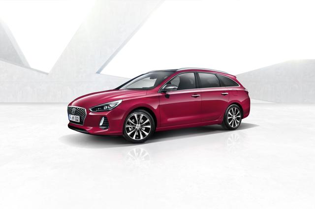 Hyundai i30 Wagon
Hyundai ogłosił ceny modelu i30 Wagon nowej generacji, którego światowa premiera miała miejsce podczas marcowych targów motoryzacyjnych w Genewie. i30 nowej generacji w wersji Wagon to drugi model z rodziny i30, po dostępnej już w salonach wersji 5-drzwiowej. Samochód trafi do polskich salonów w połowie roku.
Fot. Hyundai Hyundai i30 Wagon
Hyundai ogłosił ceny modelu i30 Wagon nowej generacji, którego światowa premiera miała miejsce podczas marcowych targów motoryzacyjnych w Genewie. i30 nowej generacji w wersji Wagon to drugi model z rodziny i30, po dostępnej już w salonach wersji 5-drzwiowej. Samochód trafi do polskich salonów w połowie roku.
Fot. Hyundai
