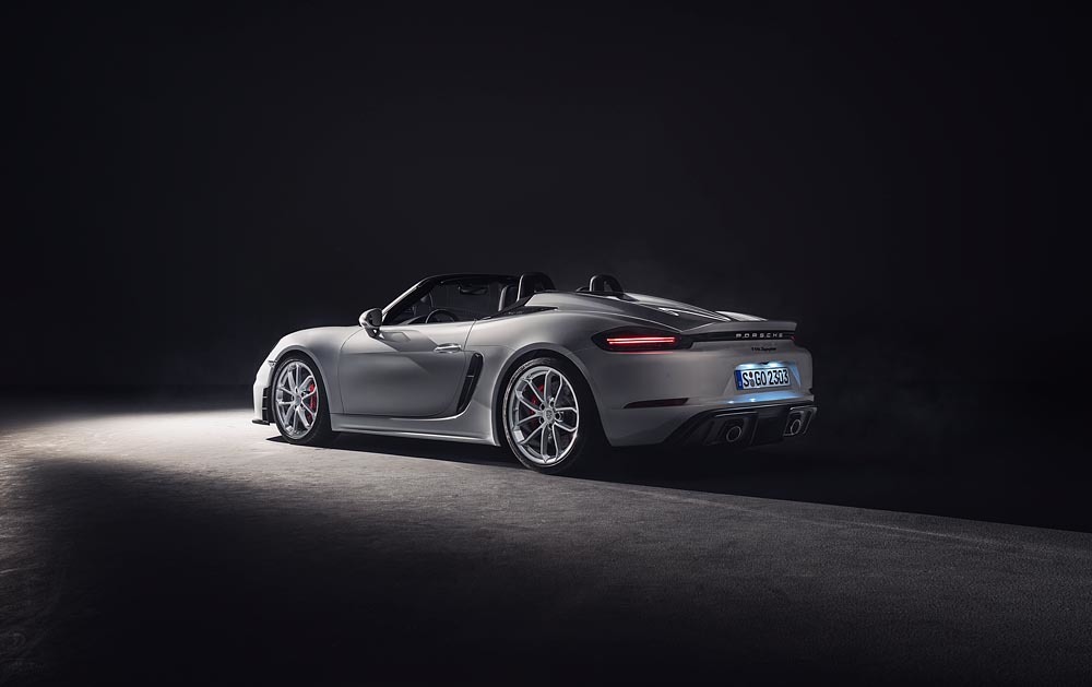 Porsche 718 Spyder
Za napęd odpowiada nowy 6-cylindrowy silnik typu bokser o pojemności 4 litrów. Wolnossąca jednostka bazuje na tej samej rodzinie motorów, co silniki turbo w obecnej serii modelowej 911 Carrera. Nowy wysokoobrotowy bokser generuje moc 420 KM.
Fot. Porsche Porsche 718 Spyder
Za napęd odpowiada nowy 6-cylindrowy silnik typu bokser o pojemności 4 litrów. Wolnossąca jednostka bazuje na tej samej rodzinie motorów, co silniki turbo w obecnej serii modelowej 911 Carrera. Nowy wysokoobrotowy bokser generuje moc 420 KM.
Fot. Porsche