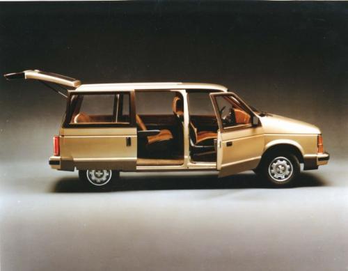 Fot. Chrysler: Produkcja minivana rozpoczęła się w 1983 r. w zakładzie Windsor Assembly Plant należącym do ówczesnego Chrysler Corporation. Pierwszymi modelami były Plymouth Voyager, Dodge Caravan i Dodge Caravan C/V. Fot. Chrysler: Produkcja minivana rozpoczęła się w 1983 r. w zakładzie Windsor Assembly Plant należącym do ówczesnego Chrysler Corporation. Pierwszymi modelami były Plymouth Voyager, Dodge Caravan i Dodge Caravan C/V.