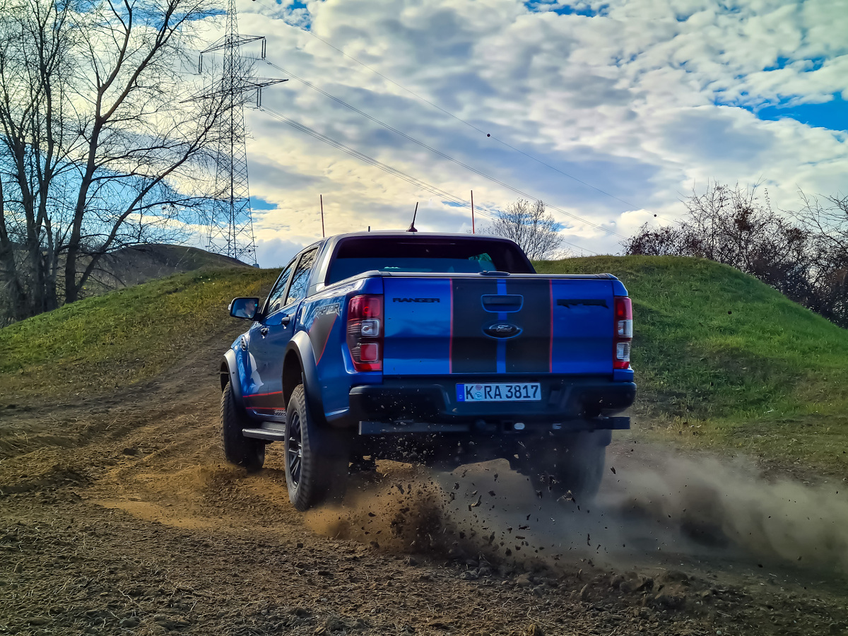 Ford Ranger bije rekordy sprzedaży w Polsce. Zaskakujące jest to, jak dużą popularnością zaczęły cieszyć się pickupy, które do tej pory znane były głównie z amerykańskich filmów. Płynąc na fali popularności, Ford postanowił pokazać kilka nowych pakietów i odmian dla swojego Rangera. Miałem okazję sprawdzić je w boju na torze Hungaroring.
Fot. Kamil Rogala Ford Ranger bije rekordy sprzedaży w Polsce. Zaskakujące jest to, jak dużą popularnością zaczęły cieszyć się pickupy, które do tej pory znane były głównie z amerykańskich filmów. Płynąc na fali popularności, Ford postanowił pokazać kilka nowych pakietów i odmian dla swojego Rangera. Miałem okazję sprawdzić je w boju na torze Hungaroring.
Fot. Kamil Rogala