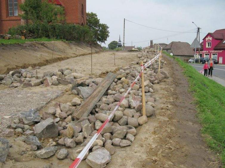 W Tuchomiu powstaje nowy dojazd do kościoła św. Wojciecha W Tuchomiu powstaje nowy dojazd do kościoła św. Wojciecha