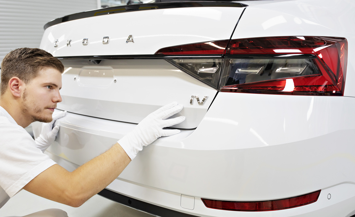 Skoda Superb iV
Pierwszy egzemplarz Skody Superb iV zjechał z linii produkcyjnej w fabryce zlokalizowanej w miejscowości Kvasiny. Producent zainwestował ok. 12 milionów euro w kompleksowe przygotowanie fabryki do produkcji pierwszego w historii firmy zelektryfikowanego modelu. Wersje z napędem hybrydowym typu plug-in produkowane są na tej samej linii, na której powstają pozostałe modele ŠKODY SUPERB z napędem spalinowym.
Fot. Skoda Skoda Superb iV
Pierwszy egzemplarz Skody Superb iV zjechał z linii produkcyjnej w fabryce zlokalizowanej w miejscowości Kvasiny. Producent zainwestował ok. 12 milionów euro w kompleksowe przygotowanie fabryki do produkcji pierwszego w historii firmy zelektryfikowanego modelu. Wersje z napędem hybrydowym typu plug-in produkowane są na tej samej linii, na której powstają pozostałe modele ŠKODY SUPERB z napędem spalinowym.
Fot. Skoda