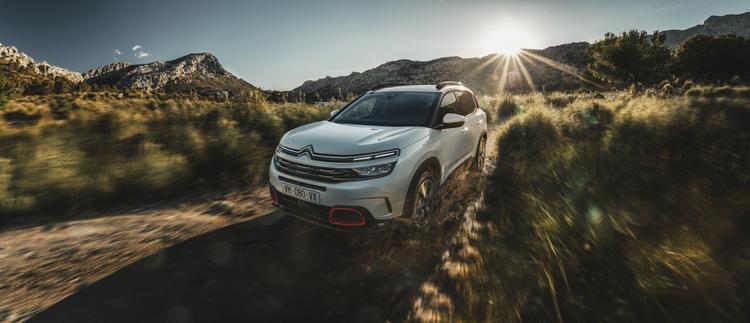 Citroen C5 Aircross
Auto na rynku europejskim pojawi się jeszcze w tym roku. Model C5 Aircross, od kilku miesięcy, znajduje się już w ofercie chińskiego oddziału marki.
Fot. Citroen Citroen C5 Aircross
Auto na rynku europejskim pojawi się jeszcze w tym roku. Model C5 Aircross, od kilku miesięcy, znajduje się już w ofercie chińskiego oddziału marki.
Fot. Citroen