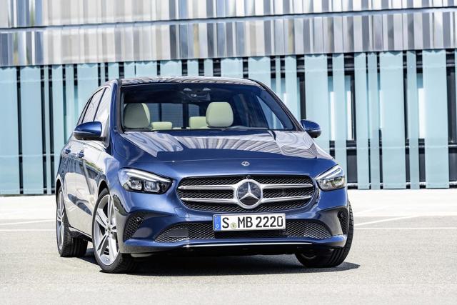 Merceeds Klasy B
Samochód posiada nowy pas przedni, większy rozstaw osi oraz krótsze zwisy. Przewidziano nowe wzory aluminiowych obręczy kół w rozmiarach od 16 do 19 cali.
Fot. Mercedes-Benz Merceeds Klasy B
Samochód posiada nowy pas przedni, większy rozstaw osi oraz krótsze zwisy. Przewidziano nowe wzory aluminiowych obręczy kół w rozmiarach od 16 do 19 cali.
Fot. Mercedes-Benz