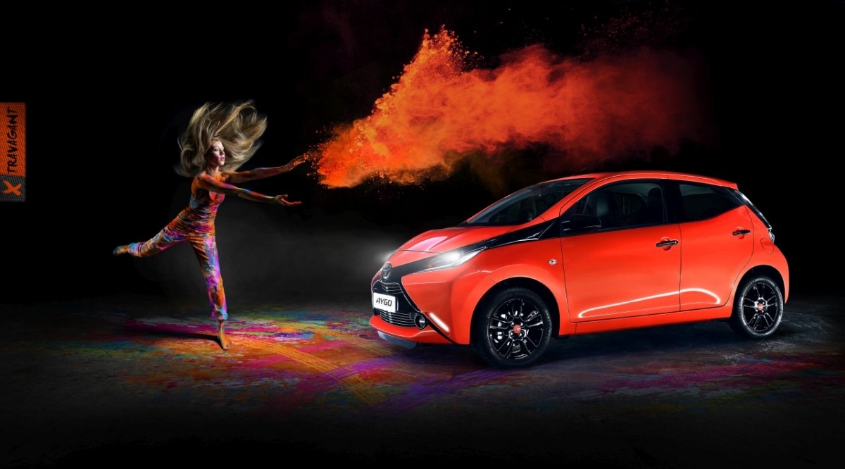 Projektanci Toyoty stworzyli dla modelu AYGO cztery nowe stylizacje, dostępne w formie pakietów – czerwone i lśniąco czarne wykończenia w pakiecie x-clusiv, wyrazistą kompozycję z ciemnoszarym lakierem SmokeyIce i czerwonymi akcentami w pakiecie x-treme, granatowo-białą wersję x-pressive i agresywną, pomarańczowo-czarną stylizację x-travagant / Fot. Toyota Projektanci Toyoty stworzyli dla modelu AYGO cztery nowe stylizacje, dostępne w formie pakietów – czerwone i lśniąco czarne wykończenia w pakiecie x-clusiv, wyrazistą kompozycję z ciemnoszarym lakierem SmokeyIce i czerwonymi akcentami w pakiecie x-treme, granatowo-białą wersję x-pressive i agresywną, pomarańczowo-czarną stylizację x-travagant / Fot. Toyota