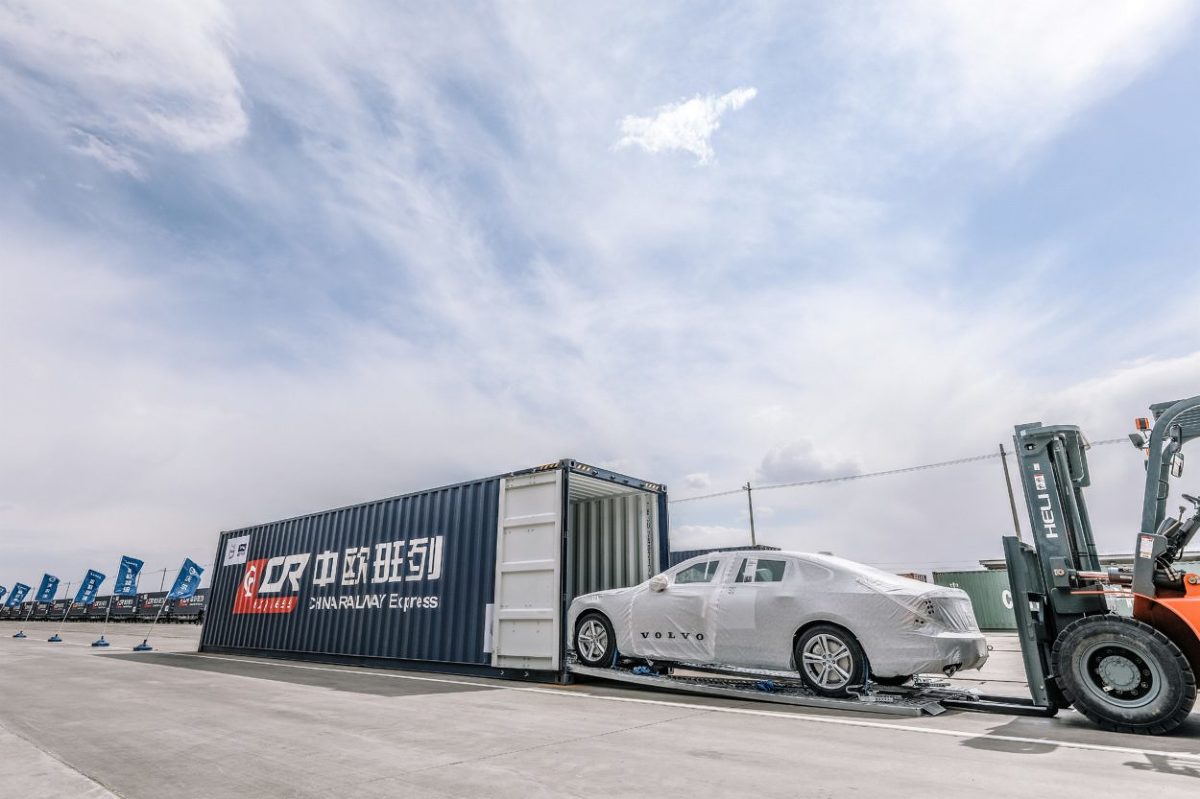 Volvo Cars jest pierwszym producentem samochodów na świecie, który eksportuje samochody produkowane w Chinach do Europy pociągami, dzięki nowej chińskiej inicjatywie handlowej „One Belt, One Road” („Jeden pas, jedna droga”).
Fot. Volvo Volvo Cars jest pierwszym producentem samochodów na świecie, który eksportuje samochody produkowane w Chinach do Europy pociągami, dzięki nowej chińskiej inicjatywie handlowej „One Belt, One Road” („Jeden pas, jedna droga”).
Fot. Volvo