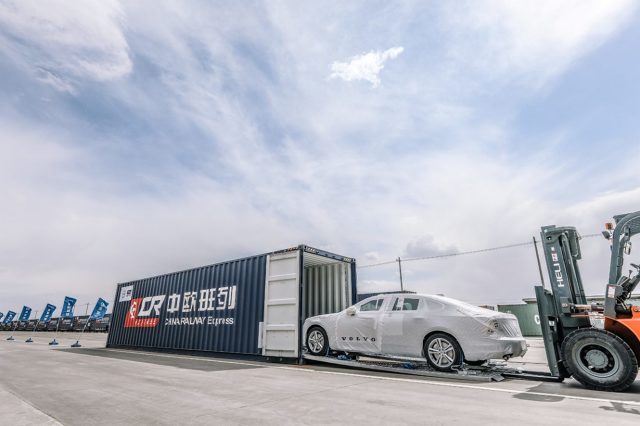 Volvo Cars jest pierwszym producentem samochodów na świecie, który eksportuje samochody produkowane w Chinach do Europy pociągami, dzięki nowej chińskiej inicjatywie handlowej „One Belt, One Road” („Jeden pas, jedna droga”).
Fot. Volvo Volvo Cars jest pierwszym producentem samochodów na świecie, który eksportuje samochody produkowane w Chinach do Europy pociągami, dzięki nowej chińskiej inicjatywie handlowej „One Belt, One Road” („Jeden pas, jedna droga”).
Fot. Volvo