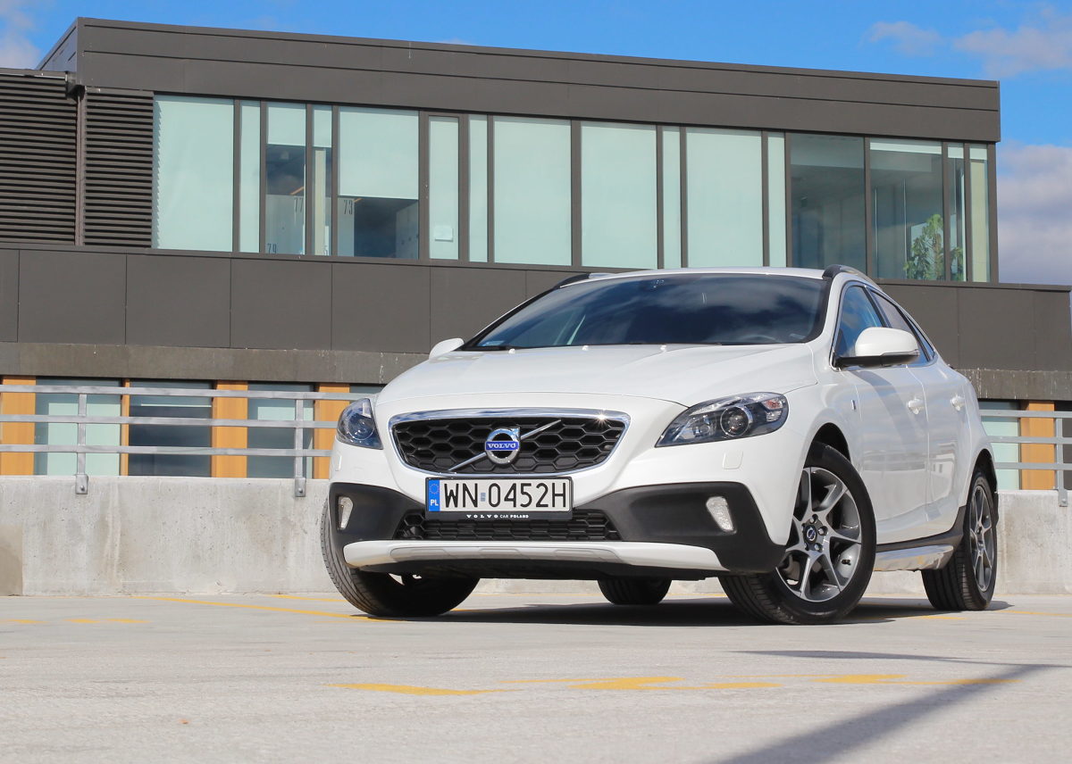 Volvo V40 T3 Cross Country Ocean Race
Przez lata uterenowione Volvo pozostawały w zasięgu najlepiej sytuowanych. Sytuacja uległa zmianie w 2013 roku, gdy koncern rozpoczął produkcję kompaktowego V40 Cross Country. Nakładki z czarnego tworzywa, imitacje płyt chroniących podwozie, srebrne relingi czy wypełnienie atrapy chłodnicy o strukturze plastra miodu wyróżniają samochód z tłumu.
Fot. Łukasz Szewczyk Volvo V40 T3 Cross Country Ocean Race
Przez lata uterenowione Volvo pozostawały w zasięgu najlepiej sytuowanych. Sytuacja uległa zmianie w 2013 roku, gdy koncern rozpoczął produkcję kompaktowego V40 Cross Country. Nakładki z czarnego tworzywa, imitacje płyt chroniących podwozie, srebrne relingi czy wypełnienie atrapy chłodnicy o strukturze plastra miodu wyróżniają samochód z tłumu.
Fot. Łukasz Szewczyk