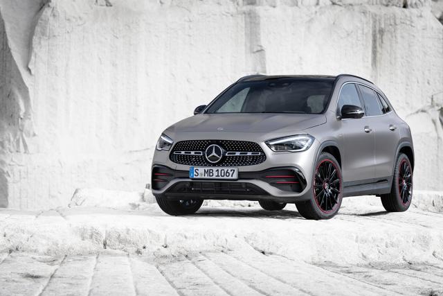 Nowy Mercedes GLA, w porównaniu z poprzednikiem, ma bardziej wyrazisty charakter. Fot. Daimler Nowy Mercedes GLA, w porównaniu z poprzednikiem, ma bardziej wyrazisty charakter. Fot. Daimler