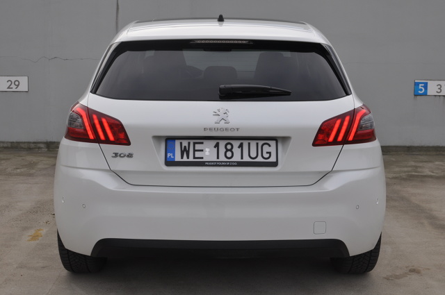 Peugeot 308 to stary znajomy. Obecne na rynku od 2014 r. auto zdążyło się wtopić w krajobraz polskich dróg. Ten francuski kompakt chce przyciągnąć klientów finezją i polotem, których próżno szukać wśród konkurencji pochodzenia niemieckiego. Allure to wersja zorientowana na komfort. Przez kilka jesiennych dni mieliśmy okazję jeździć „trzystaósemką” z najmocniejszym wariantem trzycylindrowego silnika benzynowego o pojemności skokowej 1.2 l. Ośmiobiegowy automat ma dopełniać komfortu wersji Allure i pozwolić na prawdziwy relaks za kierownicą. Na ile taka konfiguracja rzeczywiście na to pozwala?
Fot. Jakub Mielniczak Peugeot 308 to stary znajomy. Obecne na rynku od 2014 r. auto zdążyło się wtopić w krajobraz polskich dróg. Ten francuski kompakt chce przyciągnąć klientów finezją i polotem, których próżno szukać wśród konkurencji pochodzenia niemieckiego. Allure to wersja zorientowana na komfort. Przez kilka jesiennych dni mieliśmy okazję jeździć „trzystaósemką” z najmocniejszym wariantem trzycylindrowego silnika benzynowego o pojemności skokowej 1.2 l. Ośmiobiegowy automat ma dopełniać komfortu wersji Allure i pozwolić na prawdziwy relaks za kierownicą. Na ile taka konfiguracja rzeczywiście na to pozwala?
Fot. Jakub Mielniczak
