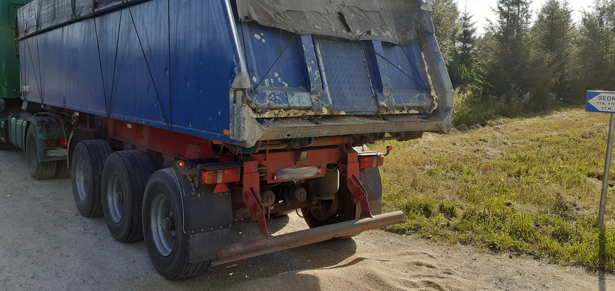 Ładunek na drodze. Z powodu niewłaściwego zamknięcia burty, przewożone zboże wysypało się na drogę. Naczepa burty była w trakcie przewozu uszczelniona pianką montażową. Ciężarówkę skontrolowali warmińsko-mazurscy inspektorzy Inspekcji Transportu Drogowego.
Fot. GITD Ładunek na drodze. Z powodu niewłaściwego zamknięcia burty, przewożone zboże wysypało się na drogę. Naczepa burty była w trakcie przewozu uszczelniona pianką montażową. Ciężarówkę skontrolowali warmińsko-mazurscy inspektorzy Inspekcji Transportu Drogowego.
Fot. GITD