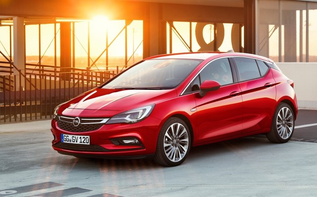 Opel Astra
Czasy, w których niepodzielnie rządził Volkswagen Golf powoli mijają, ale to dla wielu nadal wyznacznik i wzór do naśladowania w segmencie C. Być może dlatego w jego cieniu rozgrywają się bardzo ciekawe pojedynki. Trwa bowiem walka wśród producentów, którzy mają ogromny apetyt na rynkowy tort. Tym razem w szranki stają nowy Ford Focus oraz Opel Astra. Macie już swojego faworyta?
Fot. Opel Opel Astra
Czasy, w których niepodzielnie rządził Volkswagen Golf powoli mijają, ale to dla wielu nadal wyznacznik i wzór do naśladowania w segmencie C. Być może dlatego w jego cieniu rozgrywają się bardzo ciekawe pojedynki. Trwa bowiem walka wśród producentów, którzy mają ogromny apetyt na rynkowy tort. Tym razem w szranki stają nowy Ford Focus oraz Opel Astra. Macie już swojego faworyta?
Fot. Opel