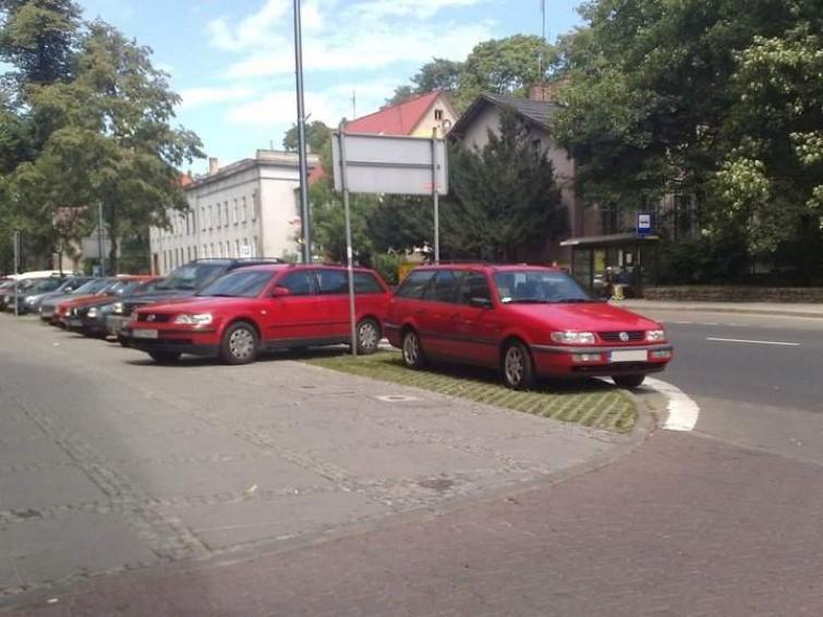 Stargard: Policja przymyka oko, to parkują jak chcą Stargard: Policja przymyka oko, to parkują jak chcą