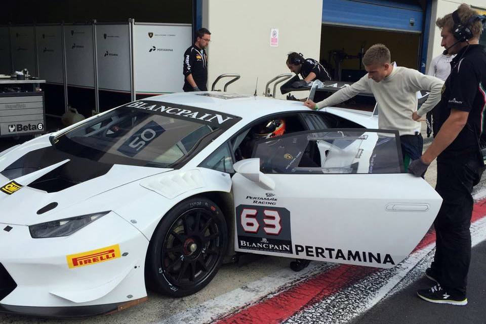 Choć jeszcze na dobre nie opadł kurz po ostatnim sukcesie Karola Basza, to nowo-koronowany kartingowy mistrz świata nie zwalnia tempa i na torze Vallelunga testował Lamborghini Huracana Super Trofeo / Fot. materiały prasowe Choć jeszcze na dobre nie opadł kurz po ostatnim sukcesie Karola Basza, to nowo-koronowany kartingowy mistrz świata nie zwalnia tempa i na torze Vallelunga testował Lamborghini Huracana Super Trofeo / Fot. materiały prasowe