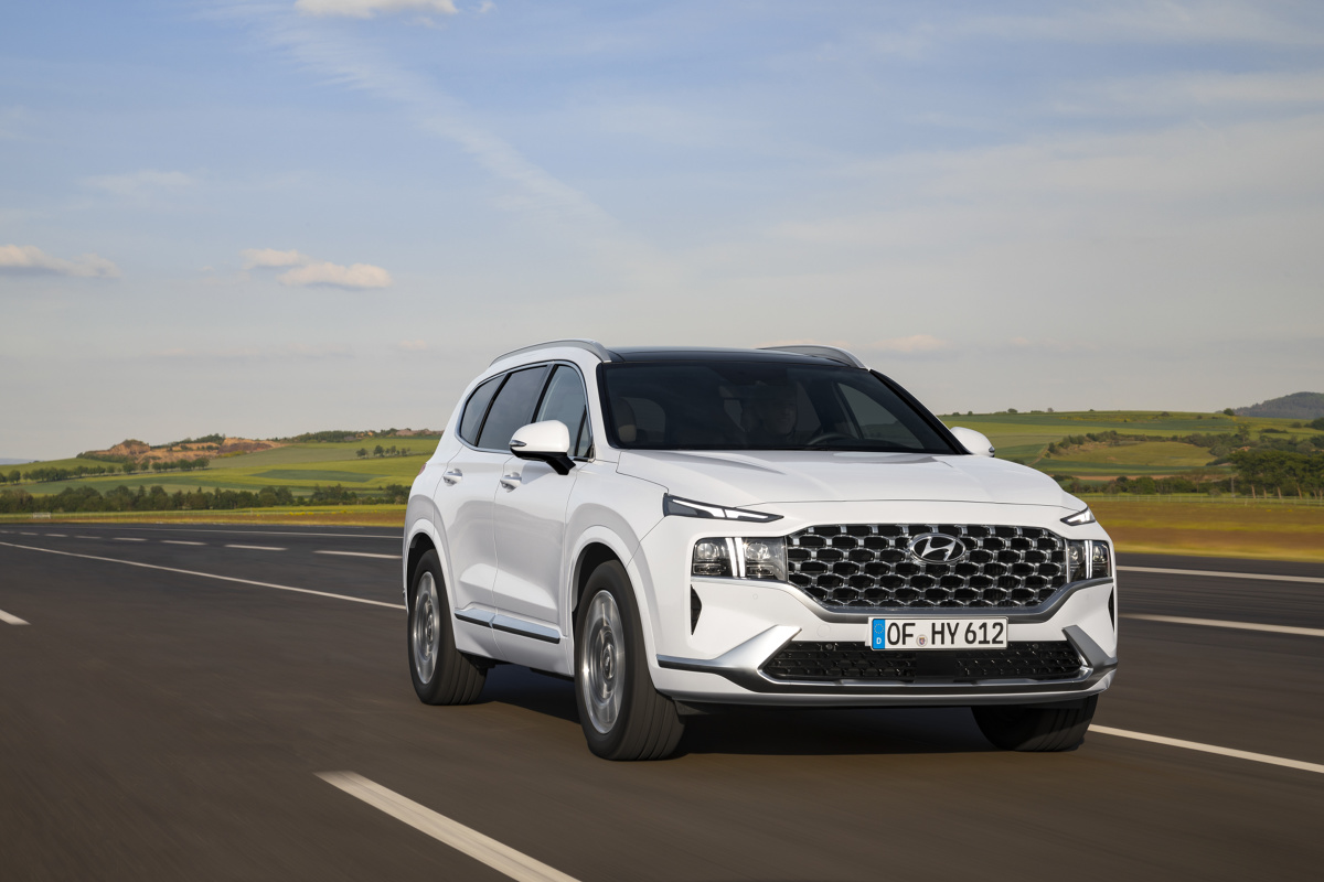Hyundai Santa Fe
owa wersja flagowego SUV-a Hyundai oferuje szereg ulepszeń oraz nowe układy napędowe - hybrydowy i hybrydowy plug-in. Ponadto będzie to pierwszy pojazd marki Hyundai oferowany w Europie wykorzystujący całkowicie nową platformę trzeciej generacji.
Fot. Hyundai Hyundai Santa Fe
owa wersja flagowego SUV-a Hyundai oferuje szereg ulepszeń oraz nowe układy napędowe - hybrydowy i hybrydowy plug-in. Ponadto będzie to pierwszy pojazd marki Hyundai oferowany w Europie wykorzystujący całkowicie nową platformę trzeciej generacji.
Fot. Hyundai