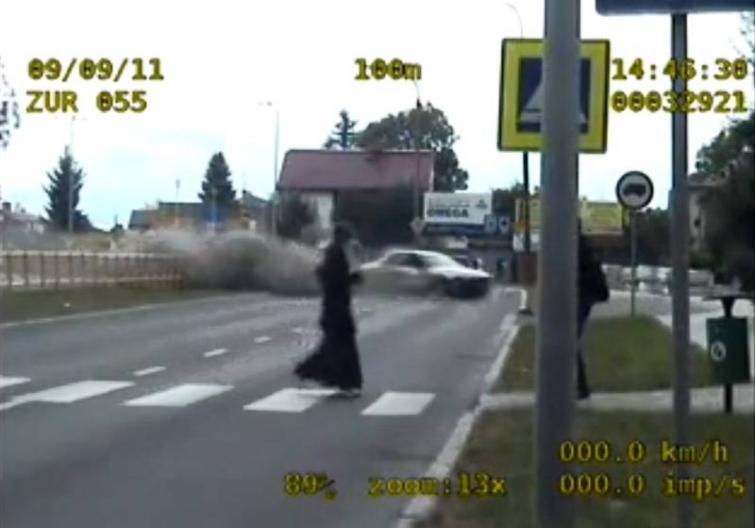 Chełm: Przejechał autem przez barierkę. Nie miał prawa jazdy (wideo) Chełm: Przejechał autem przez barierkę. Nie miał prawa jazdy (wideo)