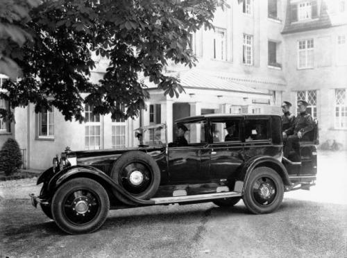 Fot. Mercedes-Benz: W latach 30. posiadanie samochodu stosownego do rangi monarchy wzbudzało dumę i podziw poddanych. Na zdjęciu z 1928 roku widnieje Maybach W5 króla Etiopii Heile Selassie. Fot. Mercedes-Benz: W latach 30. posiadanie samochodu stosownego do rangi monarchy wzbudzało dumę i podziw poddanych. Na zdjęciu z 1928 roku widnieje Maybach W5 króla Etiopii Heile Selassie.
