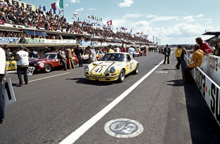 Porsche 911 2.5 S/T.

Z okazji otwarcia wystawy Techno Classica w Essen oddział Porsche Classic prezentuje odnowiony egzemplarz Porsche 911 2.5 S/T z bogatą historią udziału w wyścigach. Klasowy zwycięzca Le Mans z 1972 roku w ciągu minionych 2 lat przeszedł skrupulatną renowację pod okiem ekspertów Porsche Classic i po raz pierwszy występuje na targach.

Fot. Porsche 