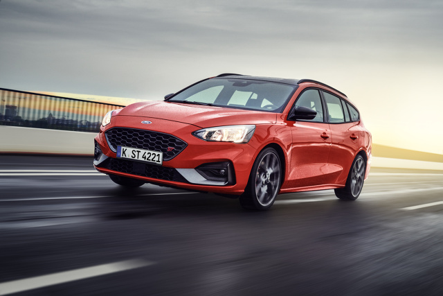 Ford Focus to niezwykle popularny i lubiany przedstawiciel segmentu C, który szturmem wdarł się na rynek i podbił go niezwykle odważną stylistyką i świetnym prowadzeniem. Czy po ponad dwudziestu latach na rynku, czwarta generacja Focusa nadal jest godna uwagi? Tak i pokazuje to popularność tej wersji na rynku wtórnym. Sprawdźmy, czym charakteryzuje się nadal obowiązująca generacja popularnego Focusa.
Fot. Ford Ford Focus to niezwykle popularny i lubiany przedstawiciel segmentu C, który szturmem wdarł się na rynek i podbił go niezwykle odważną stylistyką i świetnym prowadzeniem. Czy po ponad dwudziestu latach na rynku, czwarta generacja Focusa nadal jest godna uwagi? Tak i pokazuje to popularność tej wersji na rynku wtórnym. Sprawdźmy, czym charakteryzuje się nadal obowiązująca generacja popularnego Focusa.
Fot. Ford