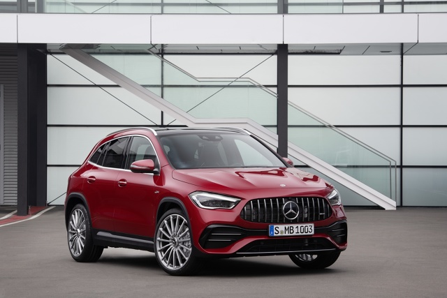 Wizualnie GLA 35 bazuje na linii AMG. We wnętrzu sportowa atmosfera łączy się z cyfrowymi interfejsami. Fot. Daimler Wizualnie GLA 35 bazuje na linii AMG. We wnętrzu sportowa atmosfera łączy się z cyfrowymi interfejsami. Fot. Daimler