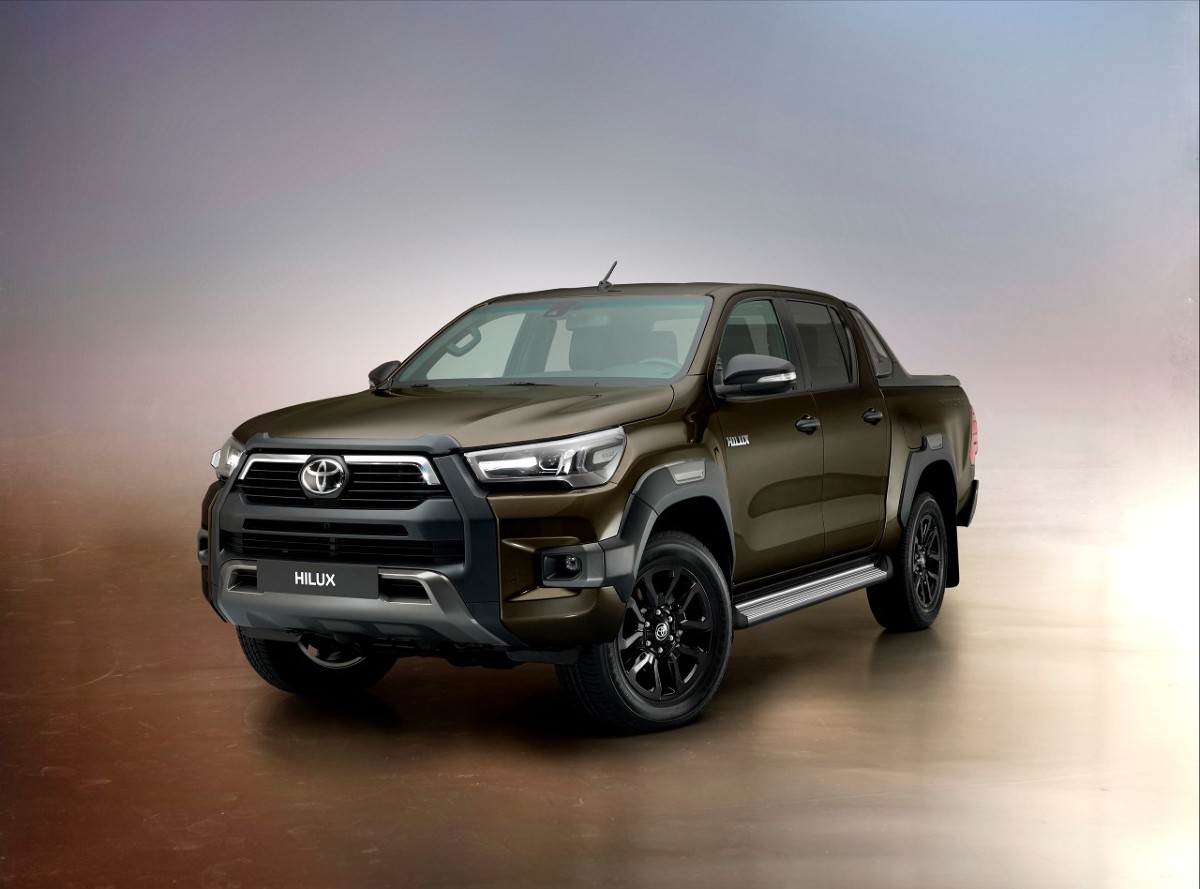 Toyota Hilux
Hilux jest dostępny od 94 000 zł netto (115 620 zł brutto), a w najwyższej wersji wyposażenia Invincible kosztuje 182 200 zł netto (224 106 zł brutto). Silnik 2.8 jest oferowany od wersji SR5 w konfiguracji 4x4 za kwotę od 146 700 zł netto (180 441 zł brutto).
Fot. Toyota Toyota Hilux
Hilux jest dostępny od 94 000 zł netto (115 620 zł brutto), a w najwyższej wersji wyposażenia Invincible kosztuje 182 200 zł netto (224 106 zł brutto). Silnik 2.8 jest oferowany od wersji SR5 w konfiguracji 4x4 za kwotę od 146 700 zł netto (180 441 zł brutto).
Fot. Toyota